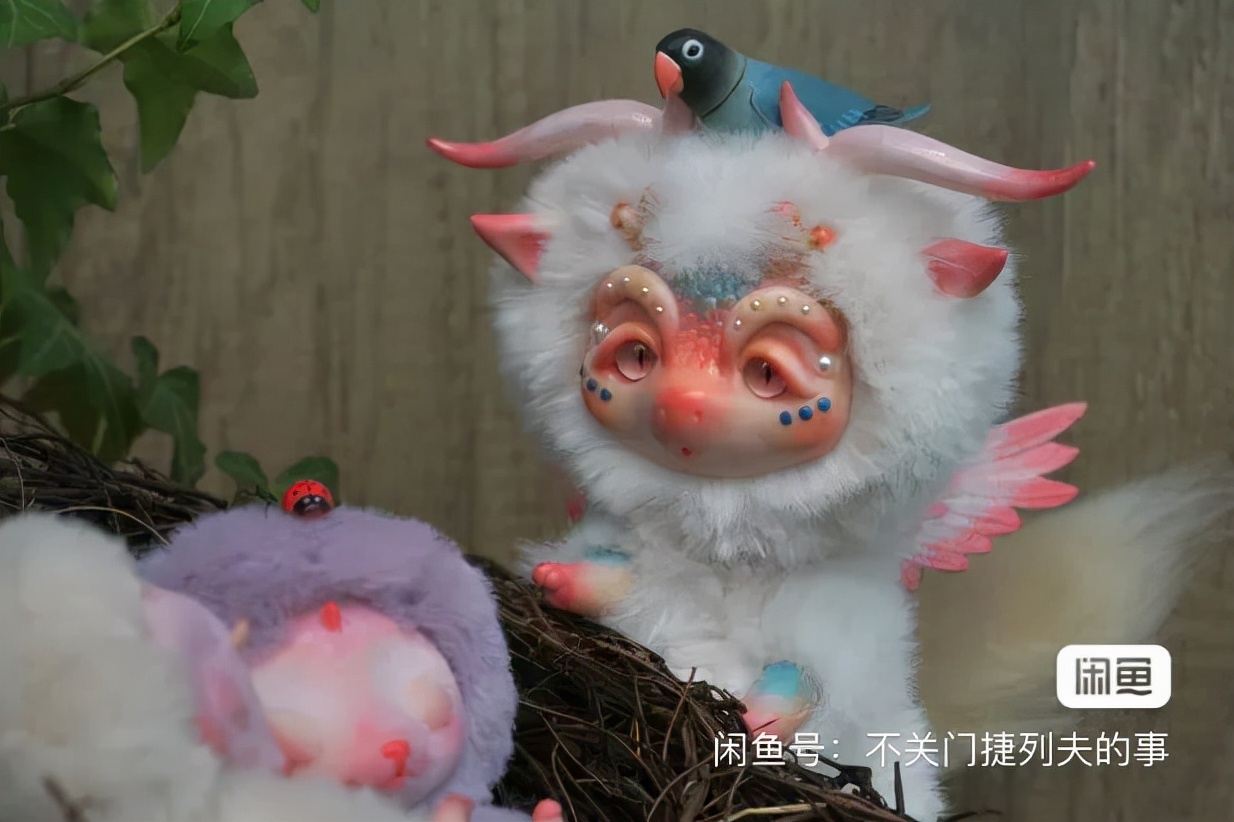 他们靠幻想挣钱，有人排一年队等它，有人花好几万抢拍