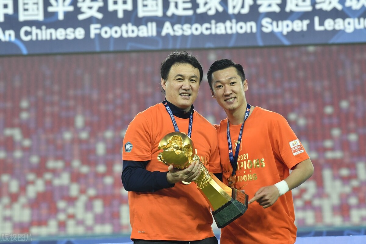 暗箱操作！多名国脚确定加盟上港，泰山队被挖完墙脚后又被截胡