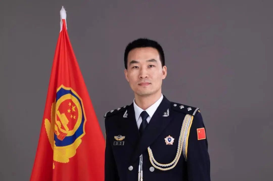 从国防绿到警察蓝初心不变,从橄榄绿到警察蓝不变的是初心