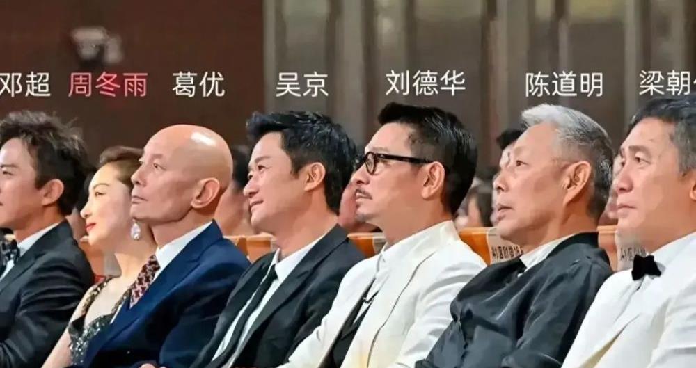 何赛飞获奖后与梁朝伟握手视频,梁朝伟何赛飞金鸡奖