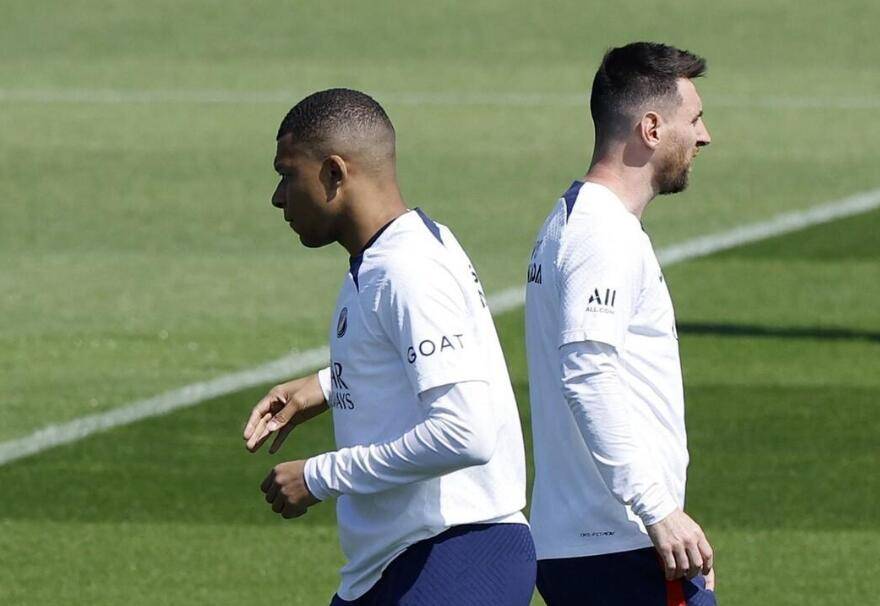 梅西转会真相,梅西加盟大巴黎曼联回应