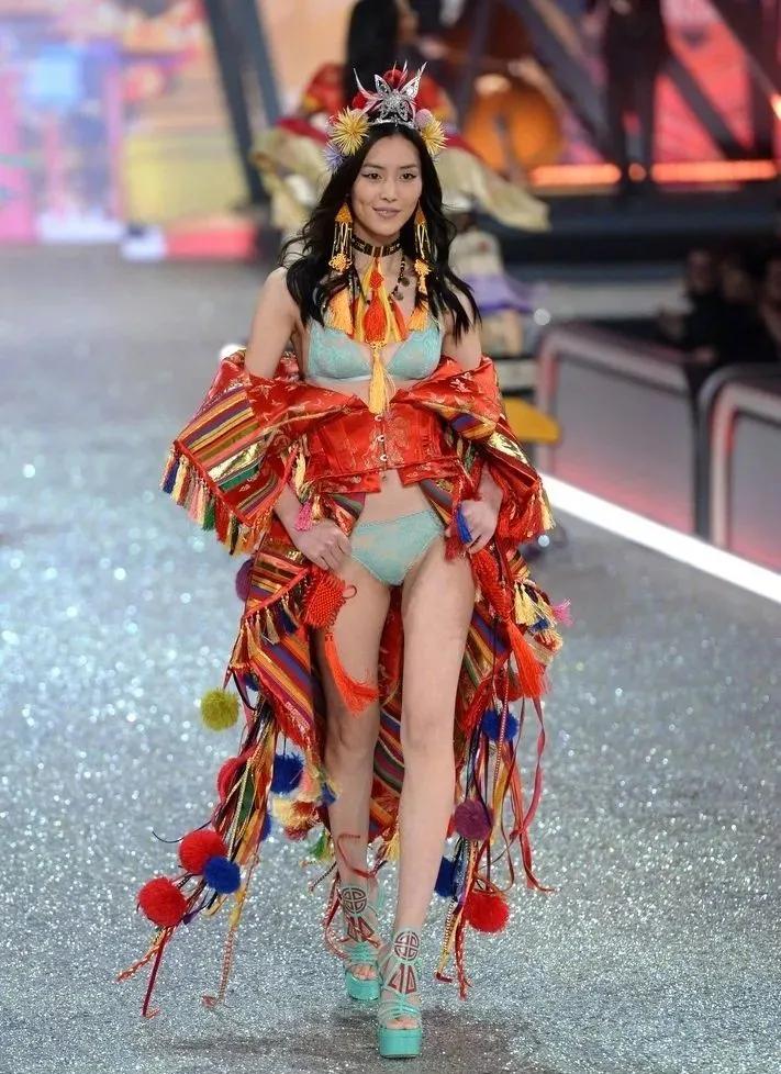 2018维密秀奇葩造型,维密走秀扑棱蛾子