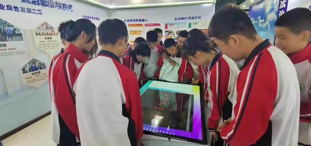 鍥㈠洟宸ヤ綔鏃ュ父,鍥㈠洟宸ヤ綔缁忓巻