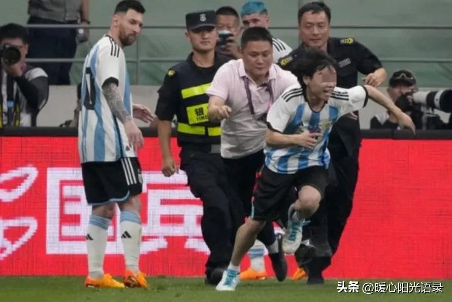 抱梅西的小伙子原视频,抱梅西的小伙子