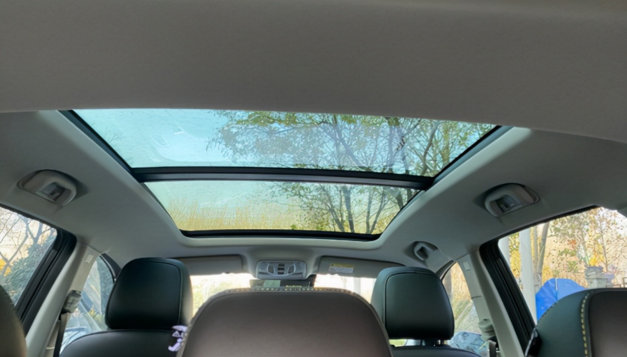 荣威rx51.5t2022款百万款,荣威rx52.0t10万