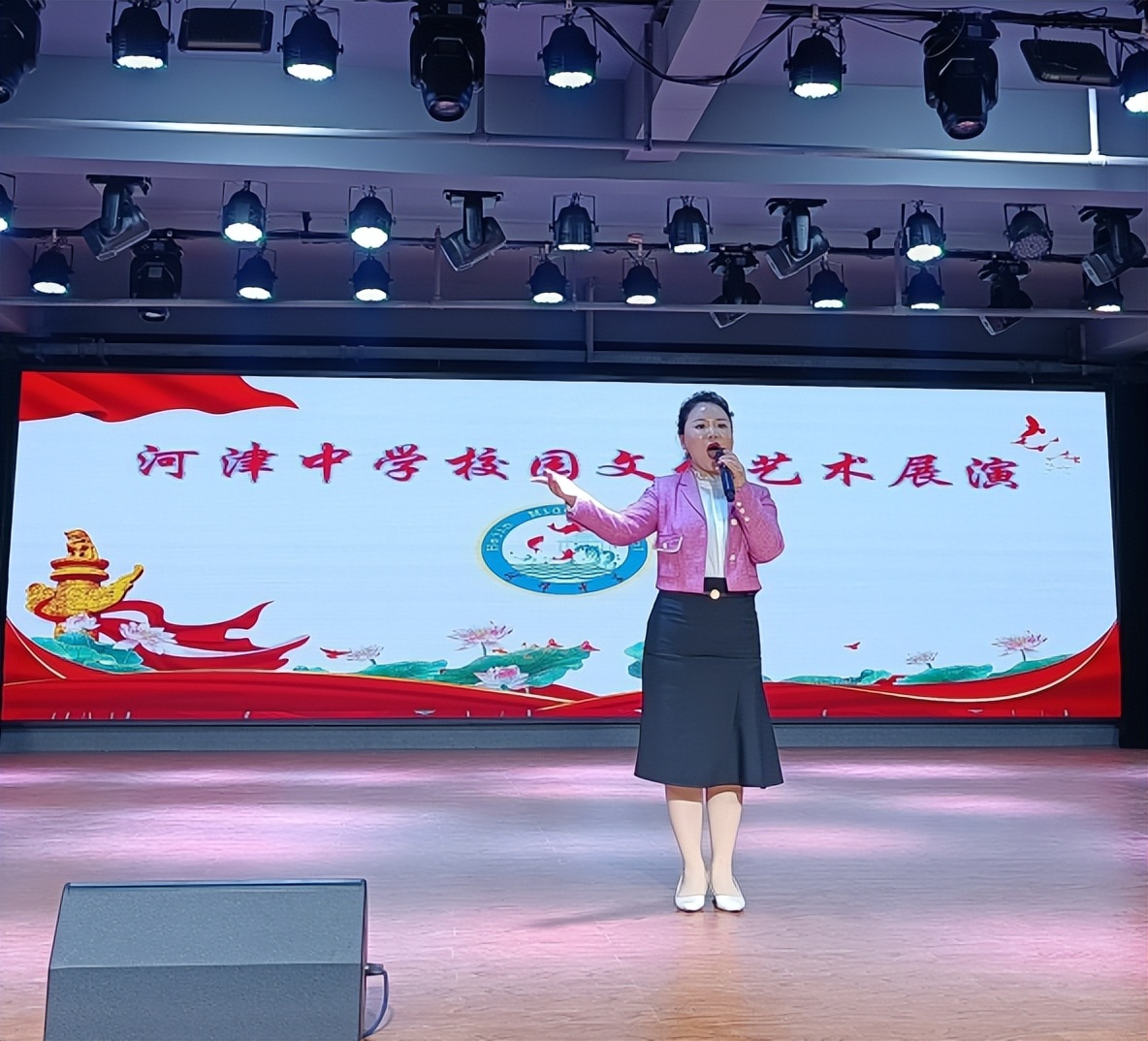 众志成城筑廉洁校园，两袖清风育桃李芬芳——河津中学举办“从我做起，敬廉崇洁”为主题的校园文化艺术活动