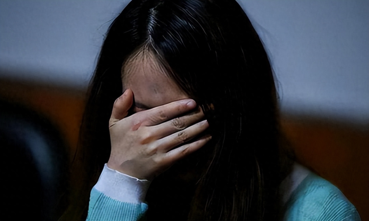 四川女子出轨被老公捉,女子在家和情人约会被抓