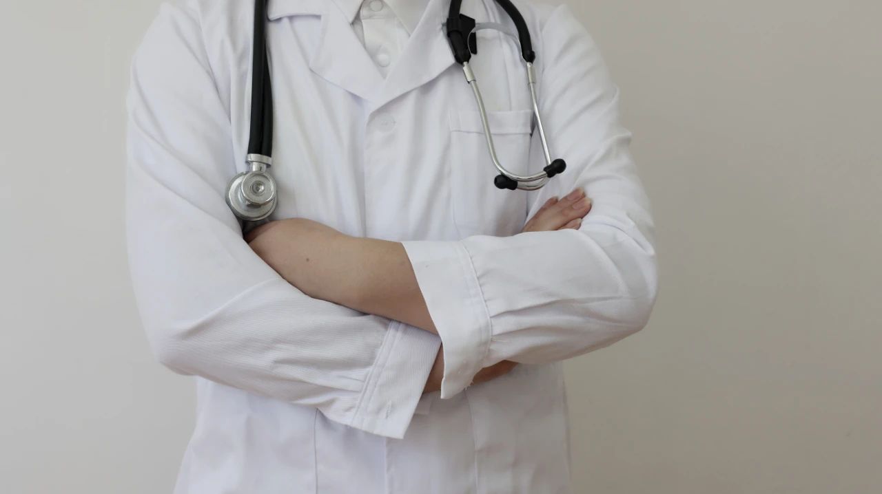 皮肤上有小点点就是出疹？别忽视，可能是过敏性紫癜，需做好了解