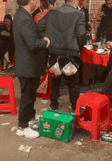 老婆包里发现的卡,老婆包里发现了啥