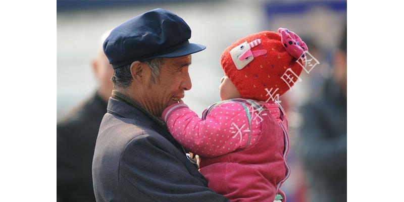 凤凰男母亲退出家族群：“红包你们发100，让我发8000，想得美”