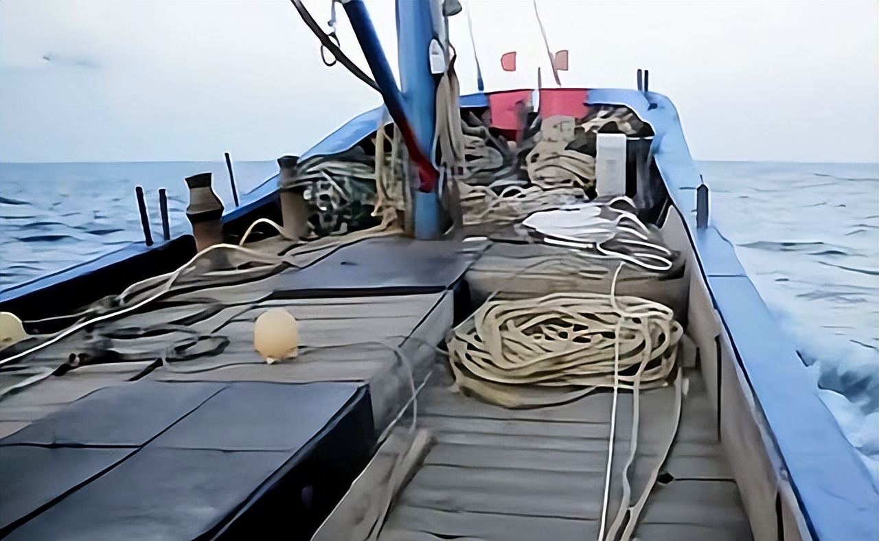 东海渔民发现空无一人的游轮,18年一渔民在东海发现豪华游轮