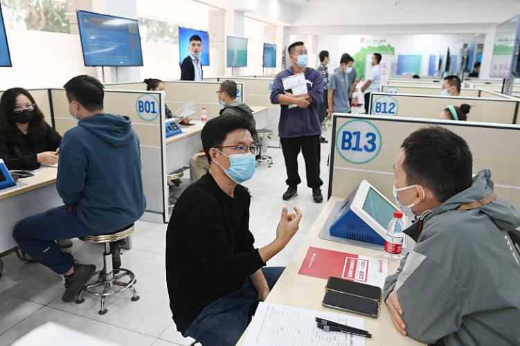 大学生就业率低于高中生和专科生,本科生就业率低于大专生