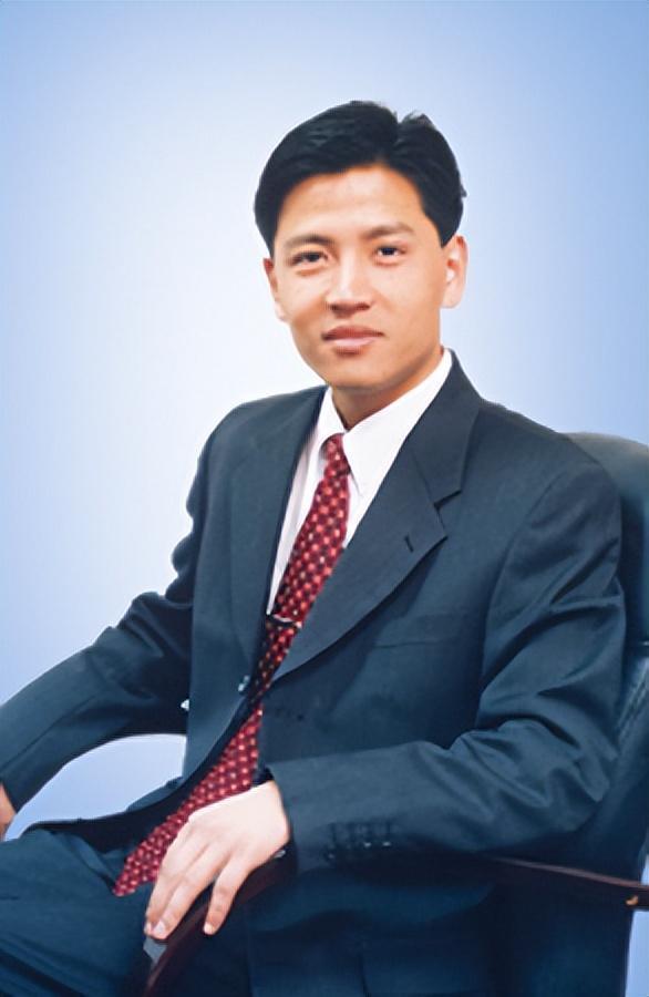 毕业后被一个富二代女同学看上,学生妹被富二代看上