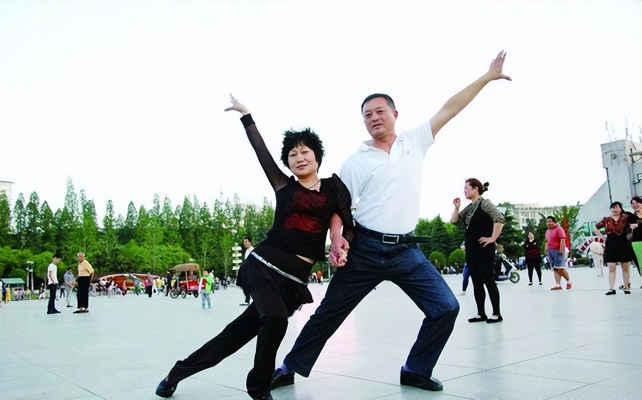 教跳交谊舞的视频教程,交谊舞怎样练舞姿