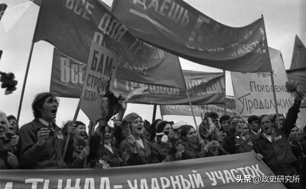 黑人留学生疯狂“*艳猎**”苏联女郎，遭苏联青年狂揍，引发黑人运动