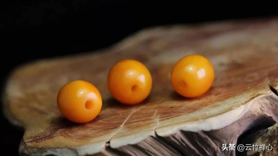 琥珀蜜蜡随形盘玩变色过程,佩戴琥珀蜜蜡有哪些好处呢视频