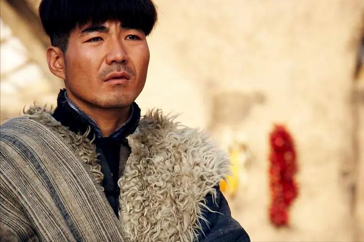 寻求集体认同的救助者，是生与死的过渡性标准，连通众人伦理情感