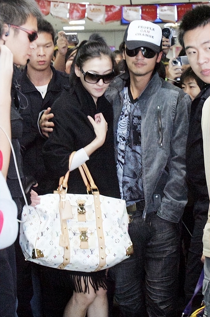 给张柏芝送钻石包包，却给王菲送作品，足以看出谢霆锋更爱谁！