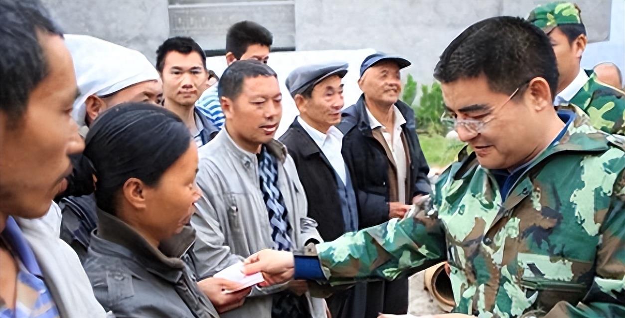 他把现金堆成山，高调捐款20亿后“消失”，如今出现在家种地？