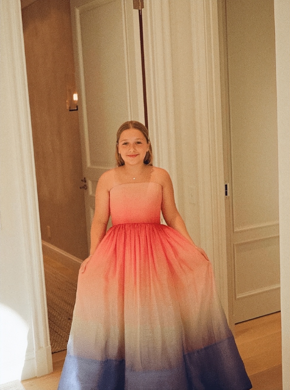 贝克汉姆一家抱小七,贝克汉姆女儿小七穿搭引关注