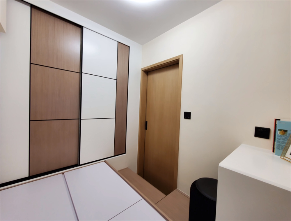 香港蜗居30平米一家三口穷开心,香港一家三口蜗居30平