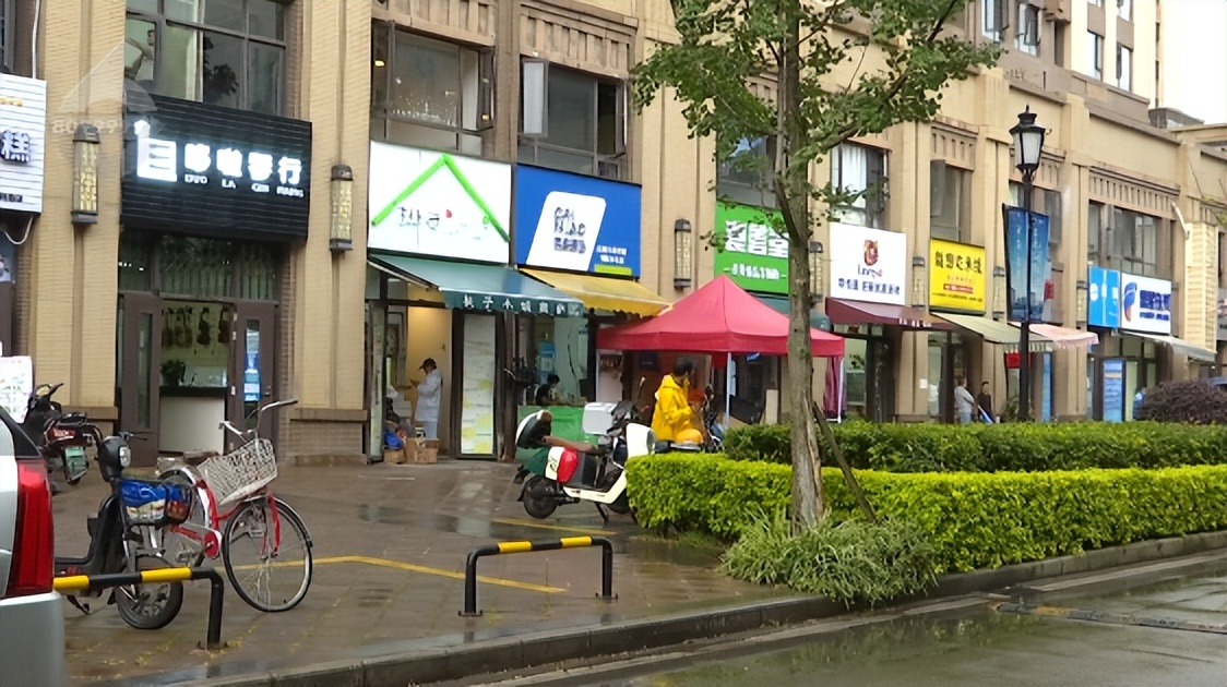 火灾现场突然爆炸吓到众人,太吓人半夜楼下着火了火灾现场