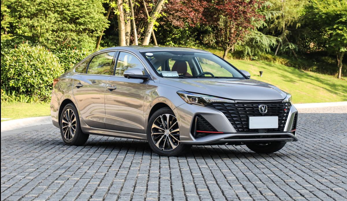 逸动plus和第三代逸动对比,为什么买逸动尊贵版比旗舰版人多