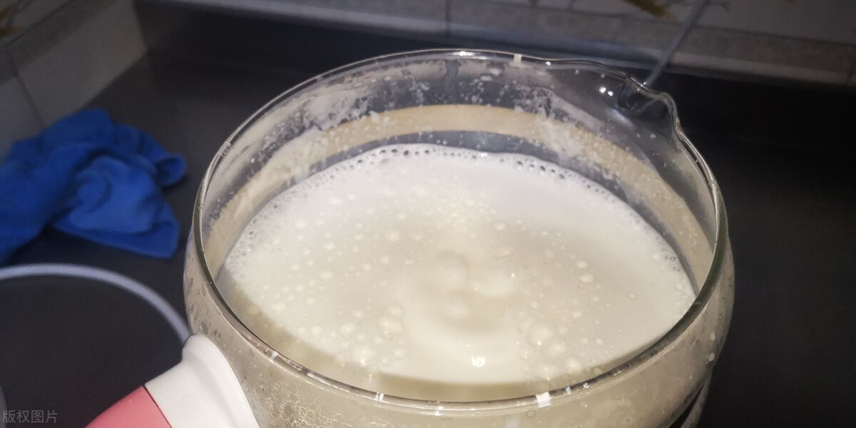 有人说晚上喝牛奶危害大是真的吗,半夜喝牛奶对身体有什么坏处