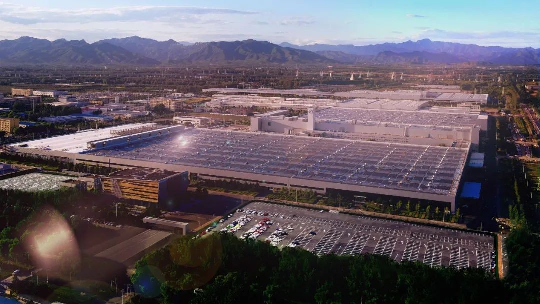 全新EQE打开新世界大门，百年奔驰突破次元壁