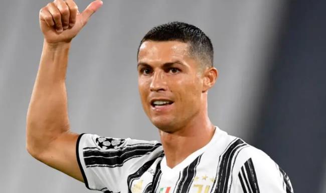 球迷质疑梅西不该拿金球奖，C罗连续点赞，球迷：C罗格局太低了