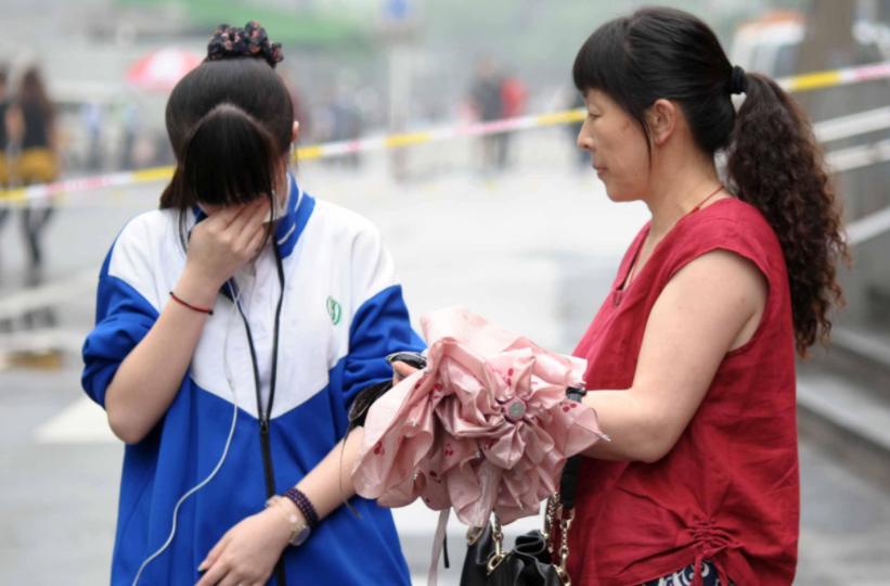毛坦厂中学万人雨中送考外媒,固镇毛坦厂中学万人雨中送考