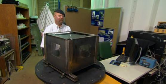 据说台风的时候，要把家里的窗户都打开，这样可以减小风的阻力