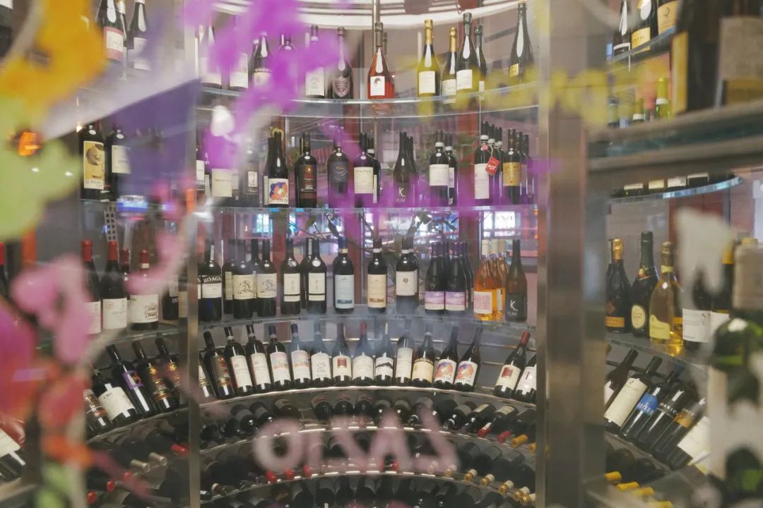 配备一星米其林黑珍珠餐厅,比米其林黑珍珠高端的餐厅