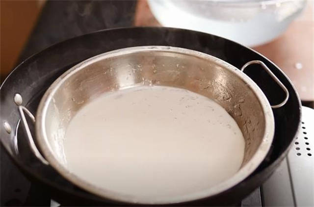 商用红薯粉皮的制作过程视频,红薯淀粉做粉皮的做法大全