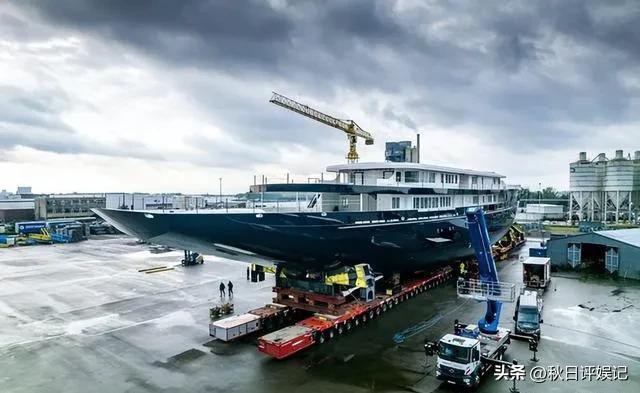 贝佐斯和桑切斯在游艇,贝佐斯乘5亿美元豪华游艇出海