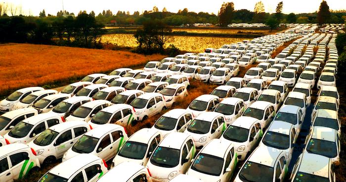 出道即报废，城市边缘堆满了新能源车“坟墓”，背后有什么危机？
