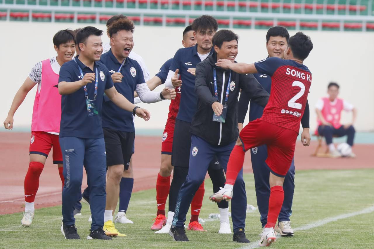 刘金东和球迷互动,刘金东谢场