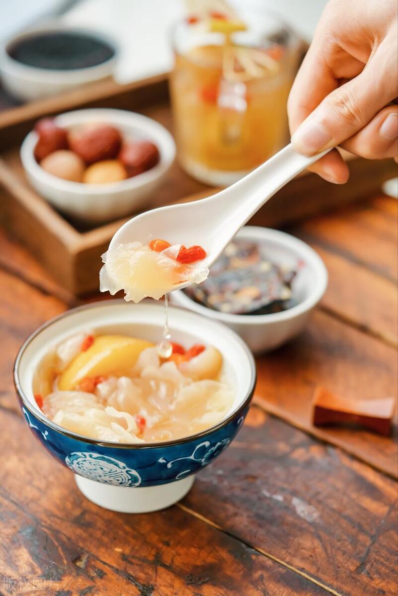 润肺养肺银耳跟什么搭配比较好,银耳养肺怎么做