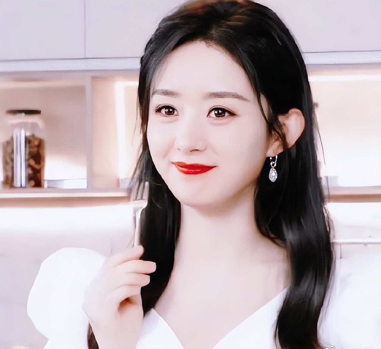 赵丽颖喝水事件恰似管中窥豹，映射多少女性“难以启齿”的秘密