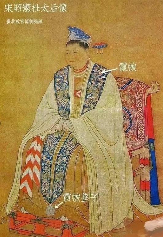 何超莲头戴皇冠走路,何超莲婚礼赌王三太太同款礼服