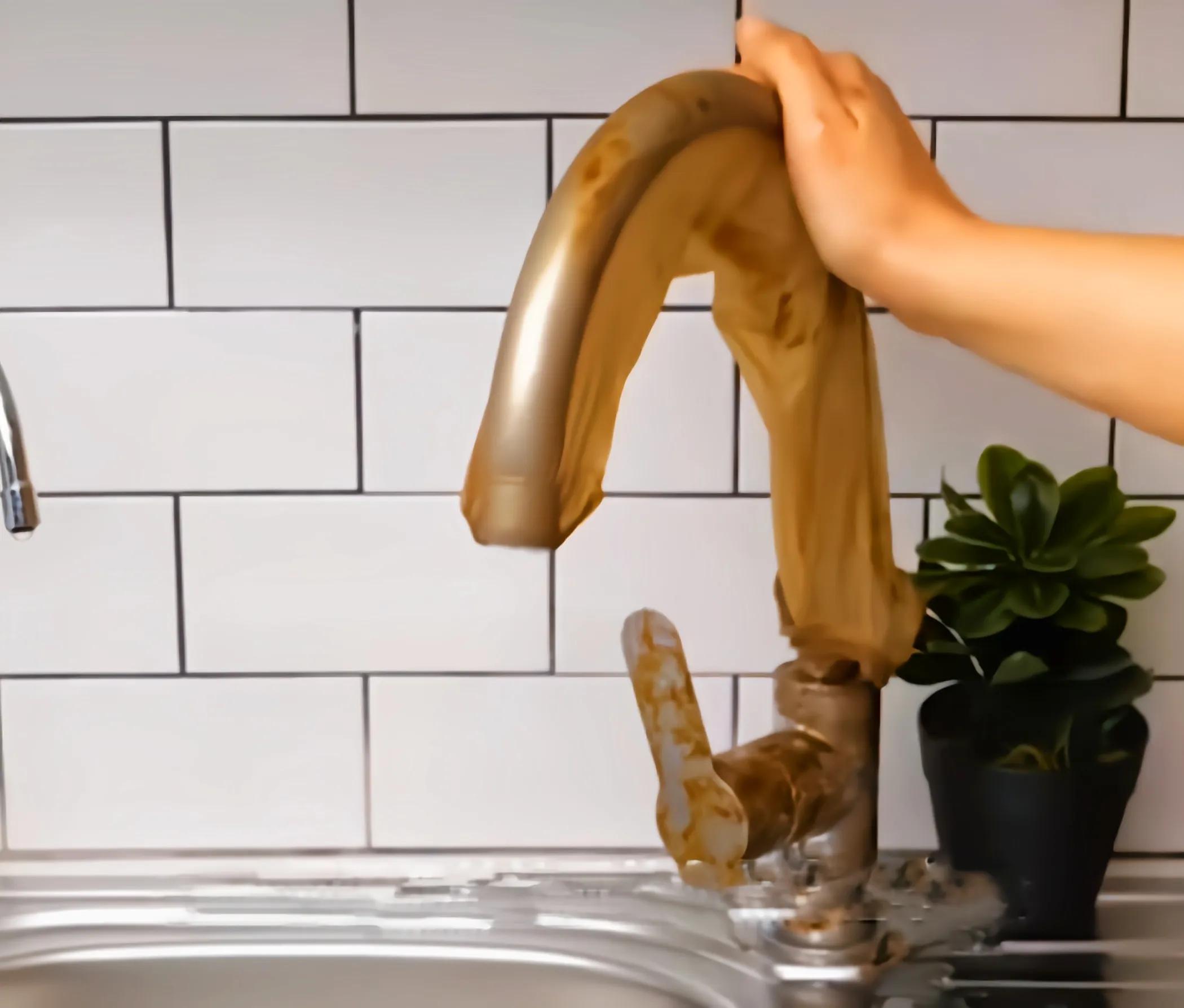 黄金首饰可以用洗洁精清洗吗,黄金首饰放久了发黑怎么清洗