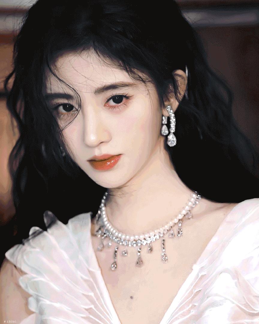 脸大脸圆头发少适合什么发型短发,40岁头发稀少脸圆大适合什么发型