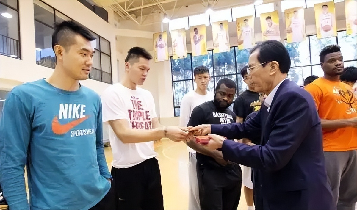 朱芳雨给老万颁发总冠军戒指,cba朱芳雨总决赛