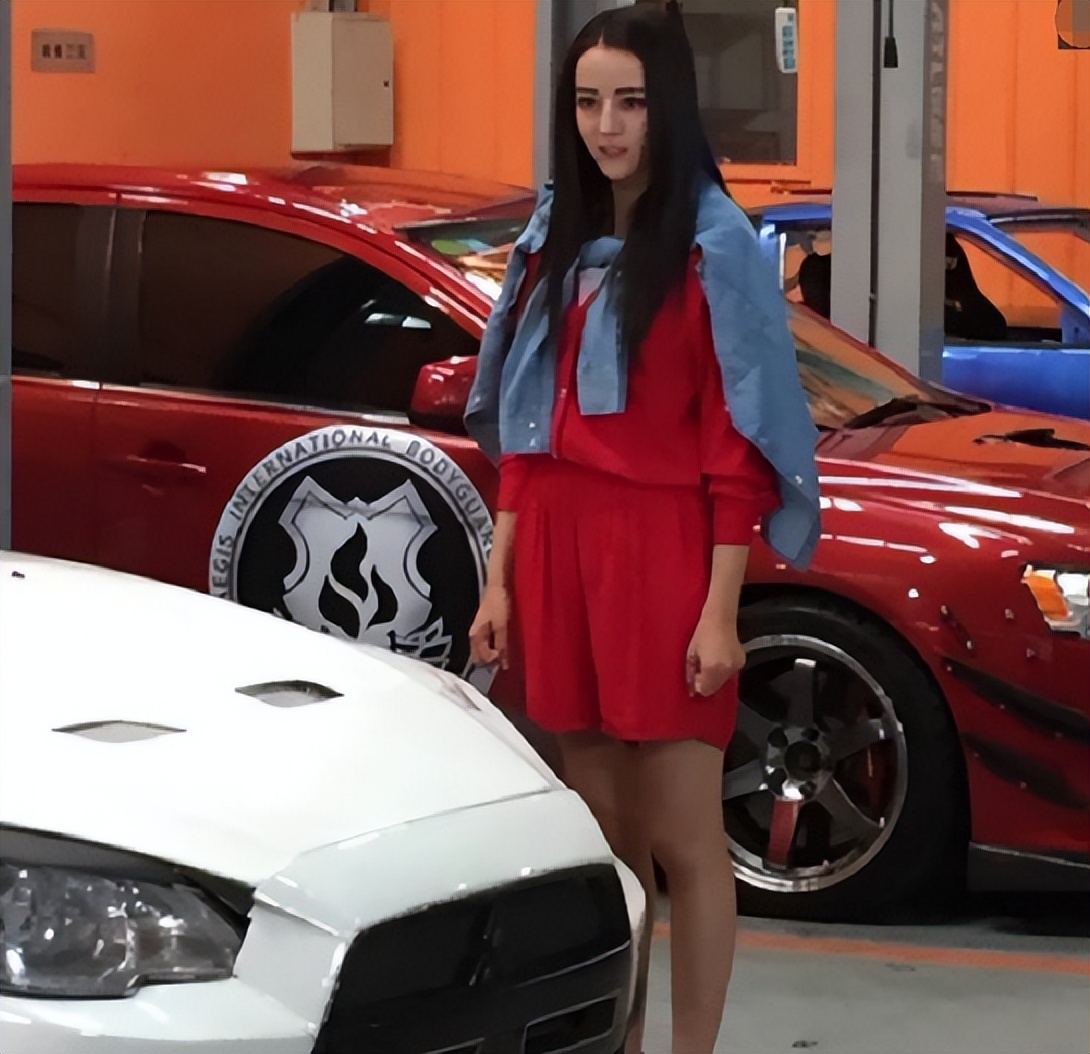 顶流迪丽热巴:被杨幂8亿捧红,工作四年无休,夺金鹰视后被嘲