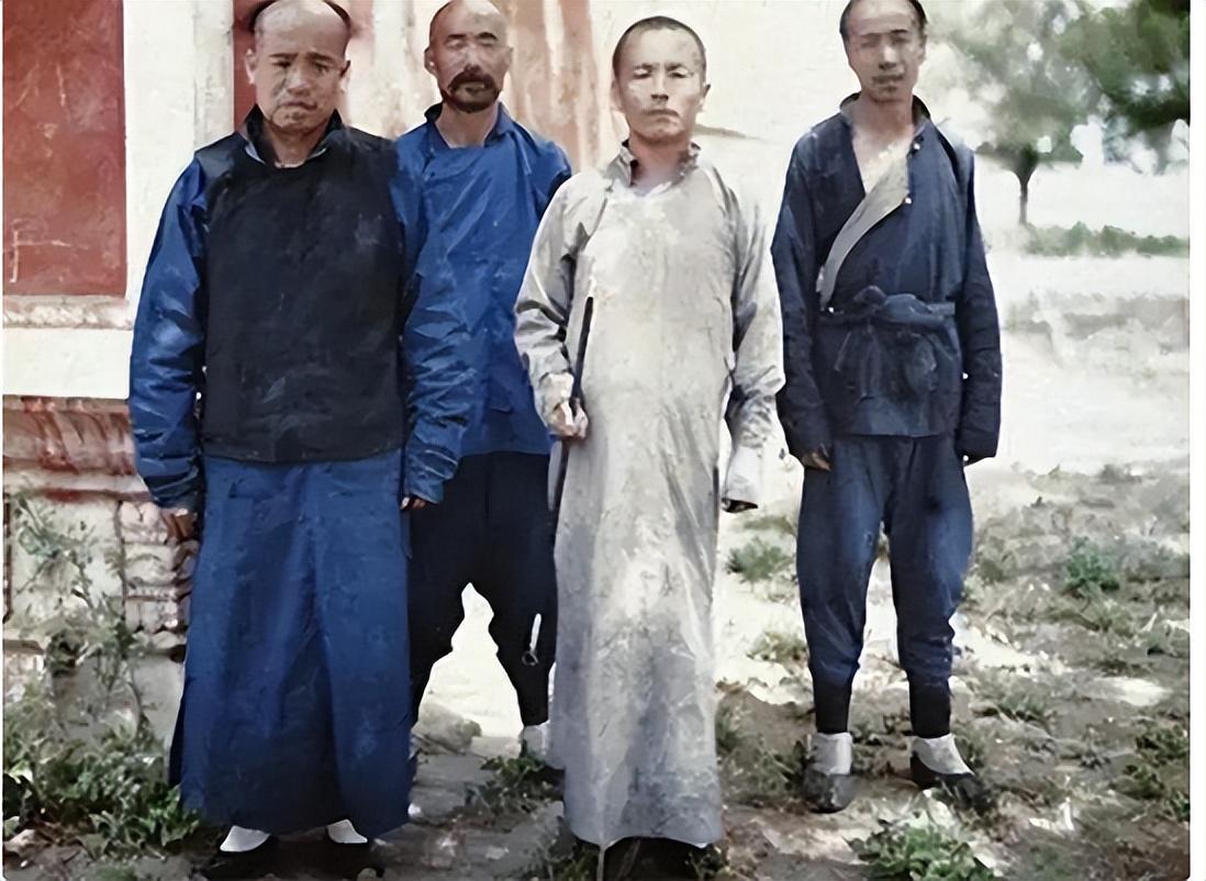 日军当着国军的面杀俘虏,日军侵华兽行