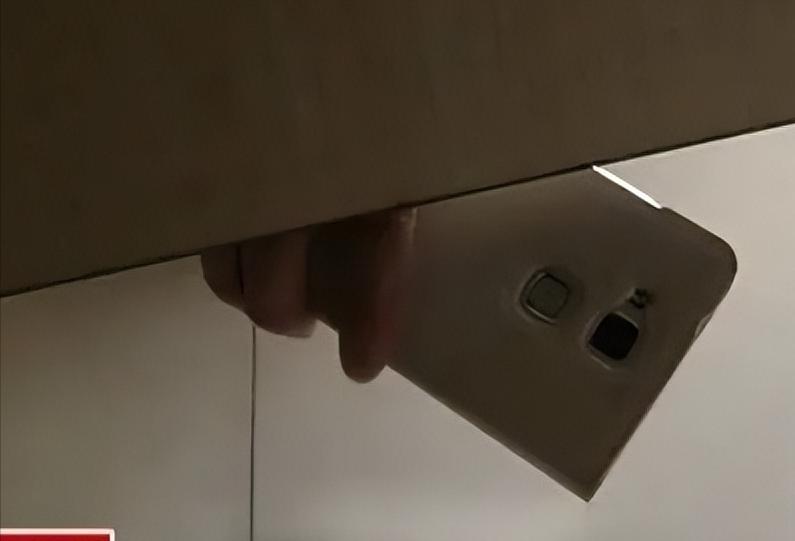 上厕所被拍*处私**！*底卧**记者：获取视频如“网购”！*拍偷**是一种癖好