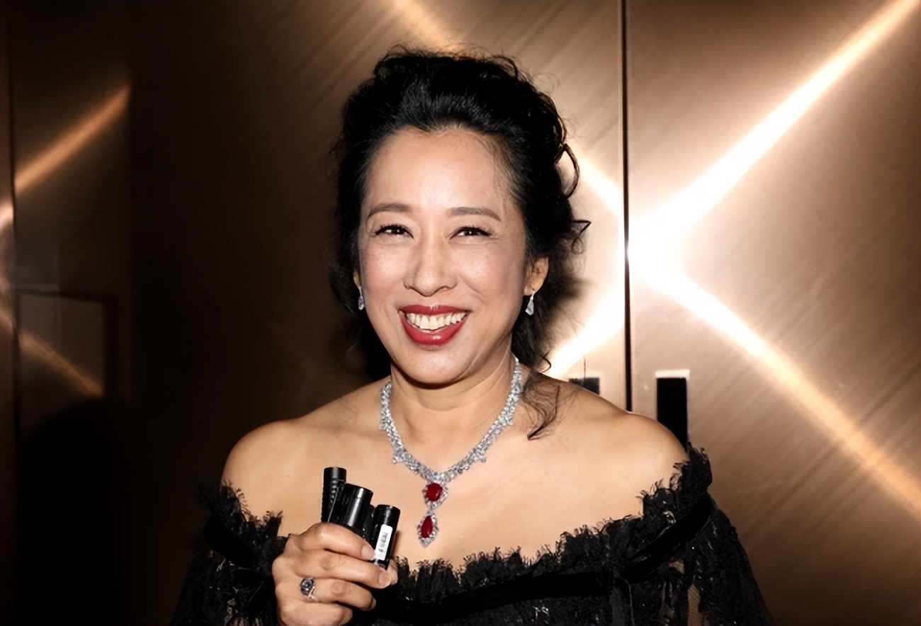 朱玲玲年轻时气质真好,朱玲玲皮肤紧致撞脸