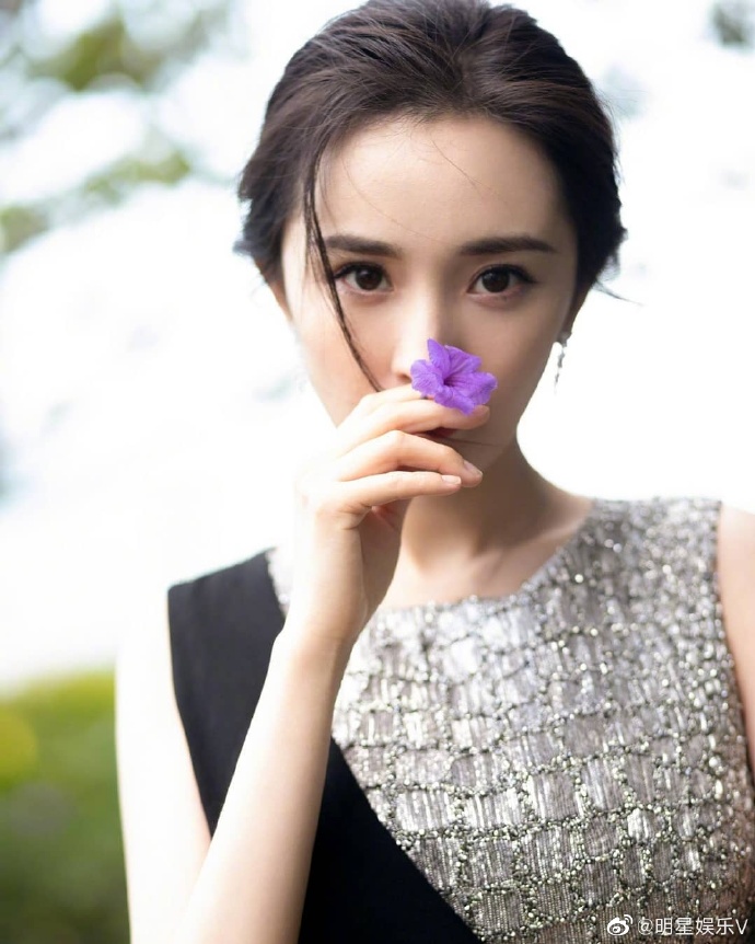 杨幂的时尚之道：黑色挖空露腰裙与鱼尾辫的完美搭配，干练而性感