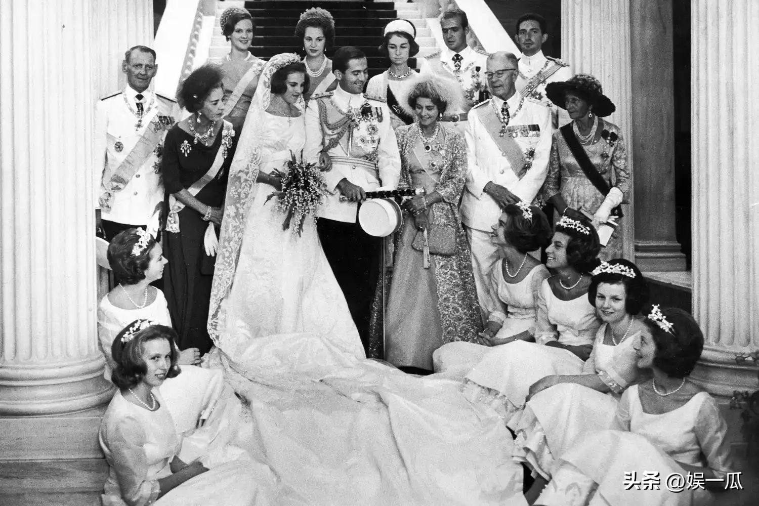 希腊王后安妮-玛丽在丈夫葬礼上佩戴特殊意义钻石十字架