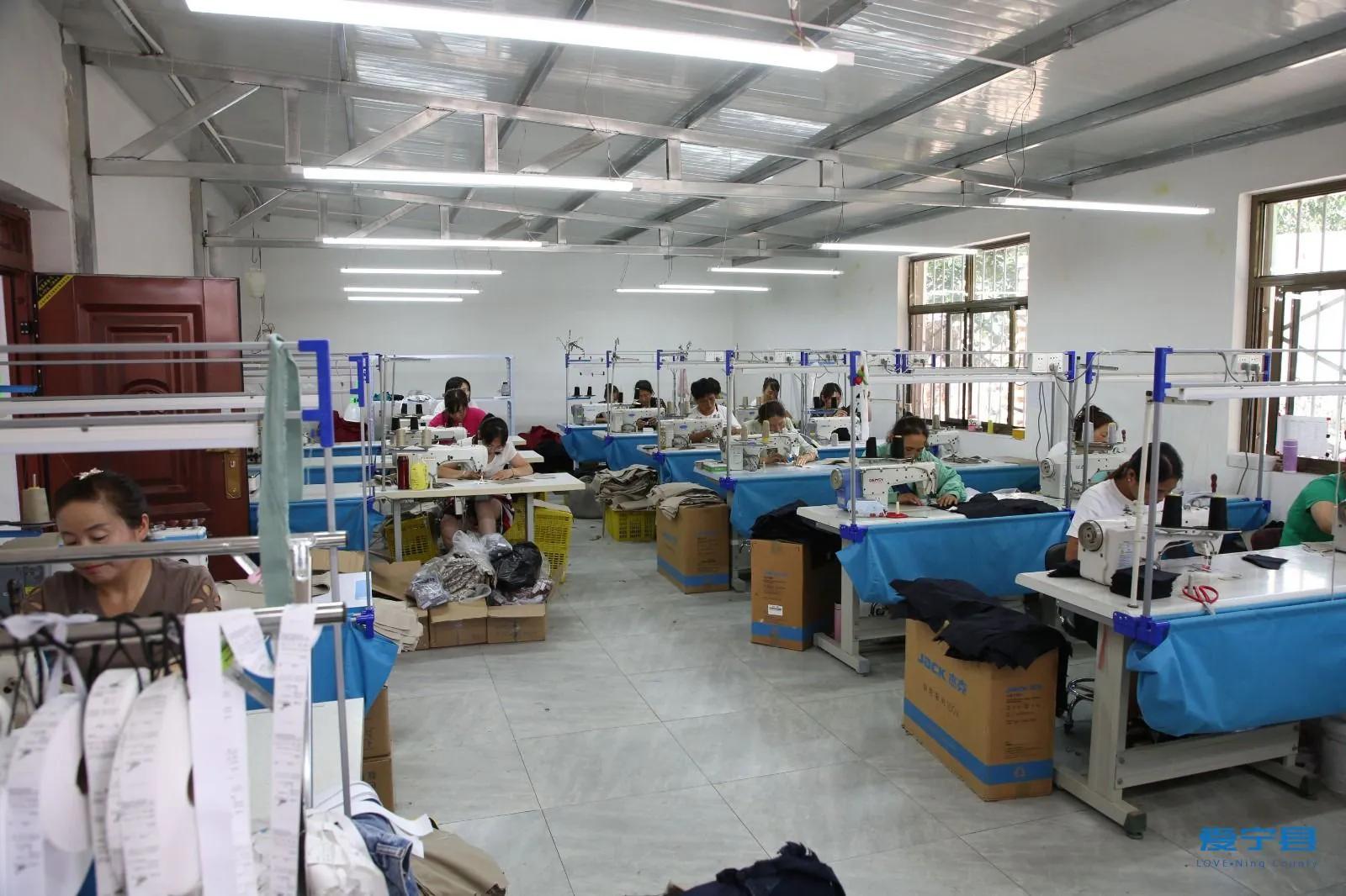 返乡建工厂解决了村民就业,农村扶贫小工厂